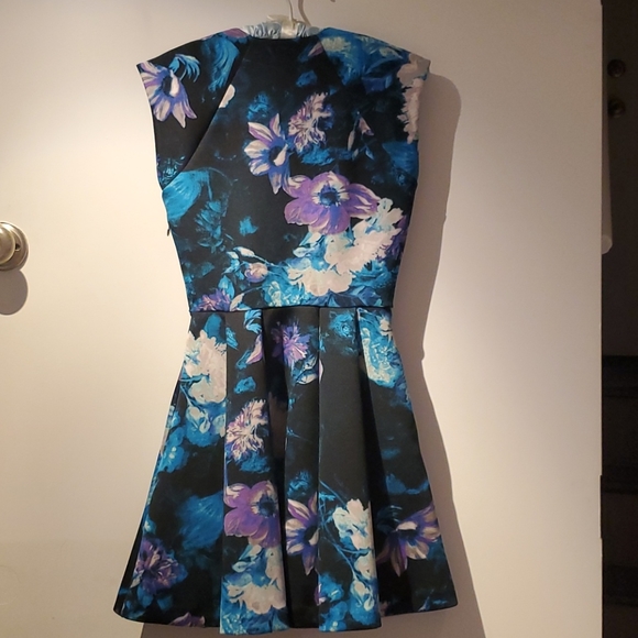 Guess Floral Scuba Mini Dress - Size Small - Picture 10 of 10